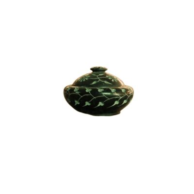 recipiente abombado de color oscuro con tapa a juego, caracterizado por presentar una superficie decorada con finos grabados incrustados en tonos claros que representan motivos florales y enredaderas con hojas alquiler para eventos, publicidad, peliculas y series