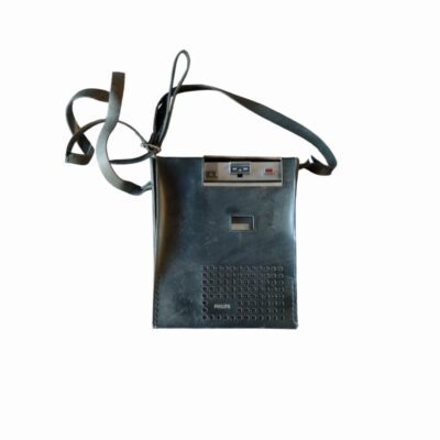 clásica grabadora de casete portátil de la prestigiosa marca Philips, concebida para la grabación y reproducción de audio analógico de época alquiler para eventos, publicidad, peliculas y series