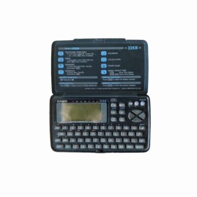 organizador electrónico portátil de la marca Casio, modelo SF-4400 con capacidad de 32KB. Presenta un diseño compacto de concha con carcasa de plástico oscuro, pantalla LCD integrada, teclado completo tipo QWERTY y una cubierta interior que detalla las funciones del menú alquiler para eventos, publicidad, peliculas y series