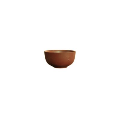 taza pequeña de arcilla de forma redondeada y base estrecha, caracterizada por presentar un acabado liso y mate en tonos marrones rojizos alquiler para eventos, publicidad, peliculas y series
