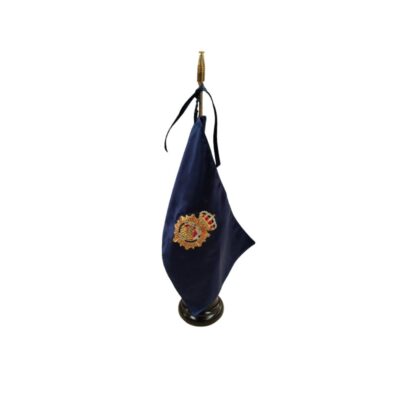 banderín de sobremesa de color azul oscuro, montado sobre un asta metálica con base circular y remate superior, caracterizado por mostrar bordado o impreso en el centro el escudo oficial a todo color del Cuerpo Nacional de Policía de España alquiler para eventos, publicidad, peliculas y series