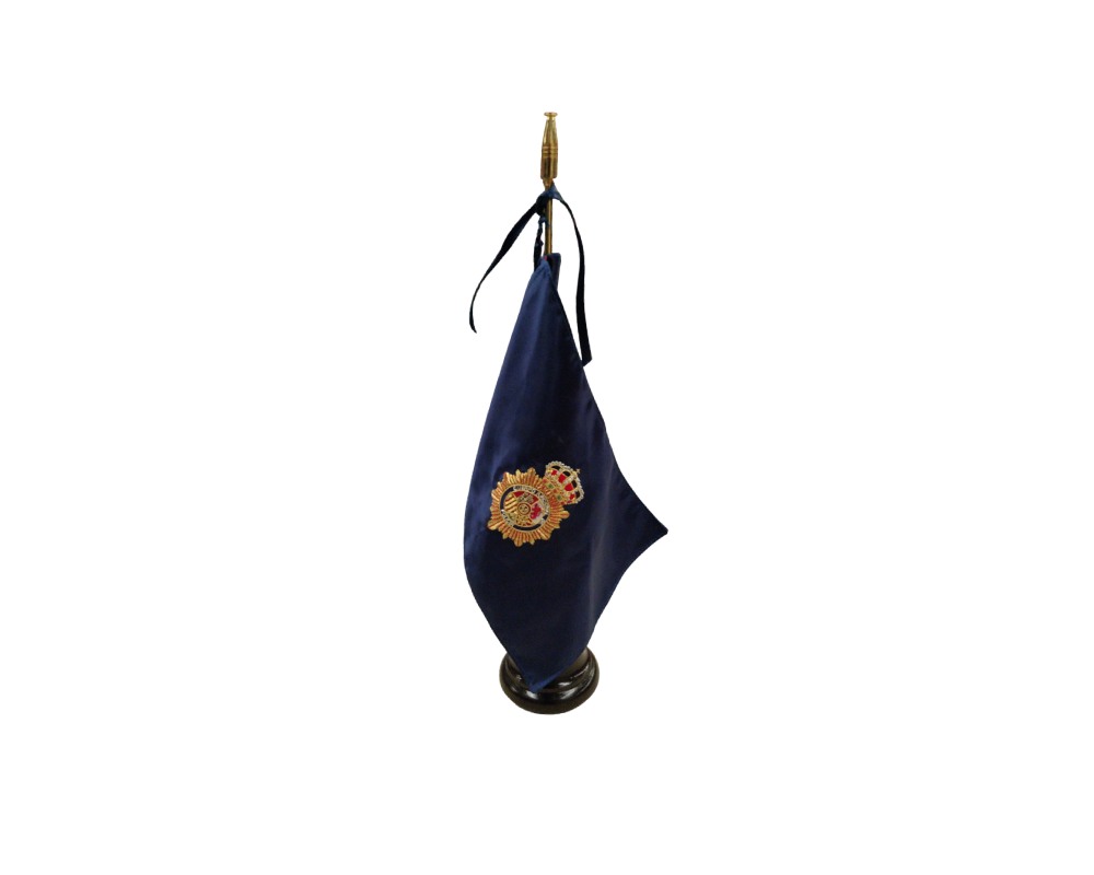 banderín de sobremesa de color azul oscuro, montado sobre un asta metálica con base circular y remate superior, caracterizado por mostrar bordado o impreso en el centro el escudo oficial a todo color del Cuerpo Nacional de Policía de España alquiler para eventos, publicidad, peliculas y series