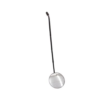 herramienta de inspección táctica compuesta por un espejo convexo circular montado en el extremo de un mango telescópico largo de color oscuro con empuñadura ergonómica. Su diseño especializado está concebido para la revisión de los bajos de vehículos alquiler para eventos, publicidad, peliculas y series