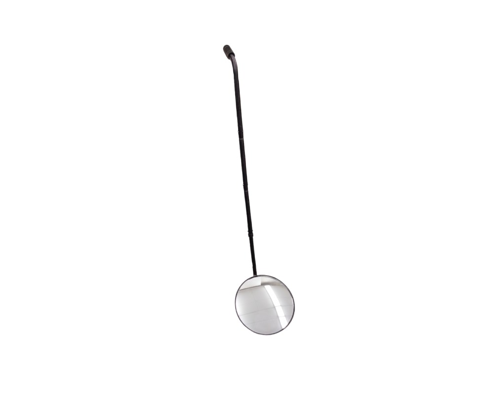 herramienta de inspección táctica compuesta por un espejo convexo circular montado en el extremo de un mango telescópico largo de color oscuro con empuñadura ergonómica. Su diseño especializado está concebido para la revisión de los bajos de vehículos alquiler para eventos, publicidad, peliculas y series