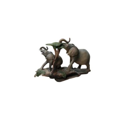 estatuilla decorativa que representa una escena natural con dos elefantes interactuando alrededor de un pequeño árbol con copa frondosa, sobre una base texturizada que simula un terreno rocoso alquiler para eventos, publicidad, peliculas y series