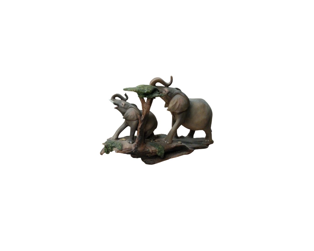 estatuilla decorativa que representa una escena natural con dos elefantes interactuando alrededor de un pequeño árbol con copa frondosa, sobre una base texturizada que simula un terreno rocoso alquiler para eventos, publicidad, peliculas y series