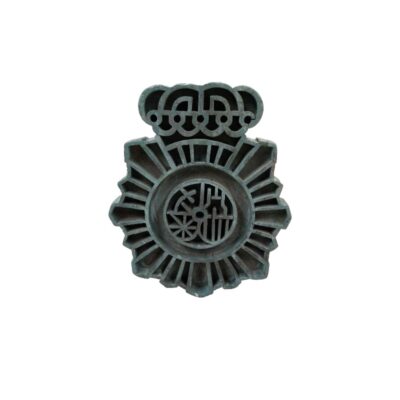 sello de caucho en relieve, caracterizada por tener la forma y los detalles grabados del escudo oficial del Cuerpo Nacional de Policía de España, incluyendo la estrella de ocho puntas y la corona real superior alquiler para eventos, publicidad, peliculas y series