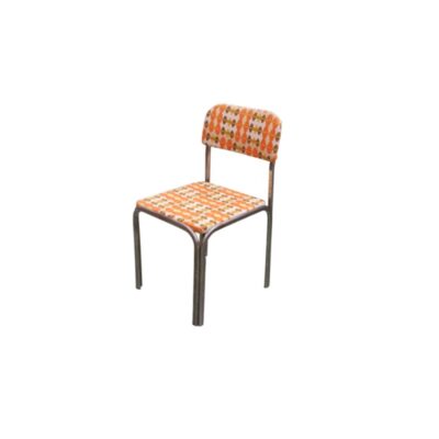 silla auxiliar de diseño moderno, caracterizada por un asiento y un respaldo rectangular acolchados tapizados en tejido textil con un vibrante patrón geométrico retro en tonos naranjas, blancos y marrones, y sostenidos sobre una robusta estructura tubular metálica de soporte con acabado cromado alquler para eventos, publicidad, peliculas y series