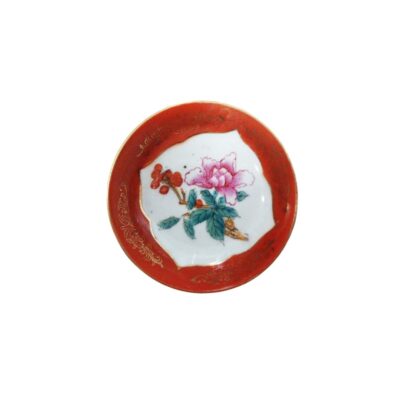 platillo de cerámica caracterizado por un amplio borde o ala exterior en esmalte terracota o rojizo, decorado con sutiles motivos dorados grabados, y un fondo interior blanco alquiler para eventos, publicidad, peliculas y series