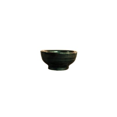 taza pequeña de cerámica de forma redondeada con base destacada, caracterizada por presentar un acabado esmaltado brillante en tonos verdes oscuros o azulados alquiler para eventos, publicidad, peliculas y series