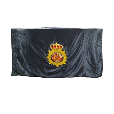 bandera de tela en color azul oscuro, caracterizada por mostrar bordado o impreso en el centro el escudo oficial a todo color del Cuerpo Nacional de Policía de España, con su característico fondo dorado, la estrella de ocho puntas y la corona real alquiler para eventos, publicidad, peliculas y series