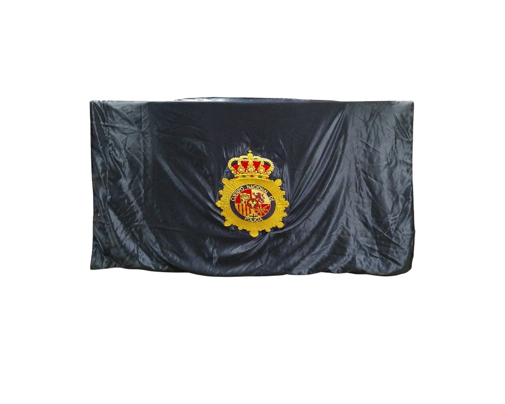 bandera de tela en color azul oscuro, caracterizada por mostrar bordado o impreso en el centro el escudo oficial a todo color del Cuerpo Nacional de Policía de España, con su característico fondo dorado, la estrella de ocho puntas y la corona real alquiler para eventos, publicidad, peliculas y series