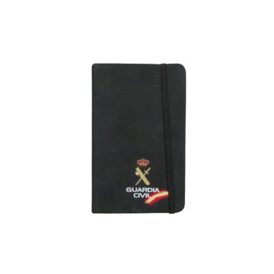 libreta de notas de color negro con cierre de goma elástica vertical, caracterizada por mostrar impreso en la parte inferior el emblema institucional y la corona real de la Guardia Civil, acompañados de una franja con los colores de la bandera de España alquiler para eventos, publicidad, peliculas y series
