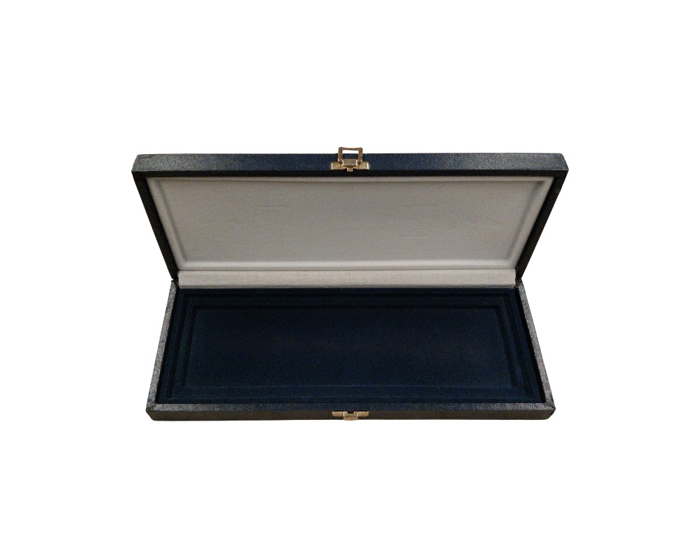 estuche rectangular alargado de color azul marino con cierre metálico, caracterizado por llevar impreso en su tapa el texto dorado institucional "DIRECCIÓN GENERAL DE LA POLICÍA ESPAÑA" y contar con un borde ornamentado alquiler para eventos, publicidad, peliculas y series