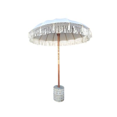 sombrilla de inspiración balinesa en color blanco, caracterizada por un diseño sofisticado adornado con delicados flecos y borlas colgantes a lo largo de todo su borde alquiler para eventos, publicidad, peliculas y series