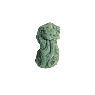 figura ornamental tallada de tono verdoso y aspecto envejecido, caracterizada por representar a un león guardián tradicional o león de Fu con rasgos estilizados y ornamentación en relieve alquiler para eventos, publicidad, peliculas y series