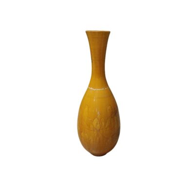 jarrón de cerámica de silueta esbelta con un acabado esmaltado en tono amarillo o mostaza, caracterizado por un cuerpo globular inferior que presenta delicados motivos florales grabados en relieve sutil y un cuello largo y estrecho alquiler para eventos, publicidad, peliculas y series