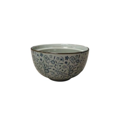 cuenco de cerámica de diseño tradicional y elegante, decorado en su superficie exterior con un fino patrón de motivos florales y vegetales en tonos azules sobre fondo claro alquiler para eventos, publicidad, peliculas y series