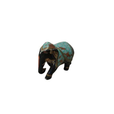 estatuilla decorativa que representa un elefante con acabado oscuro, caracterizado por una elaborada gualdrapa o manto en tonos turquesa y marrón con patrones geométricos y florales pintados a mano, además de ornamentos detallados en la cabeza alquiler para eventos, publicidad, peliculas y series