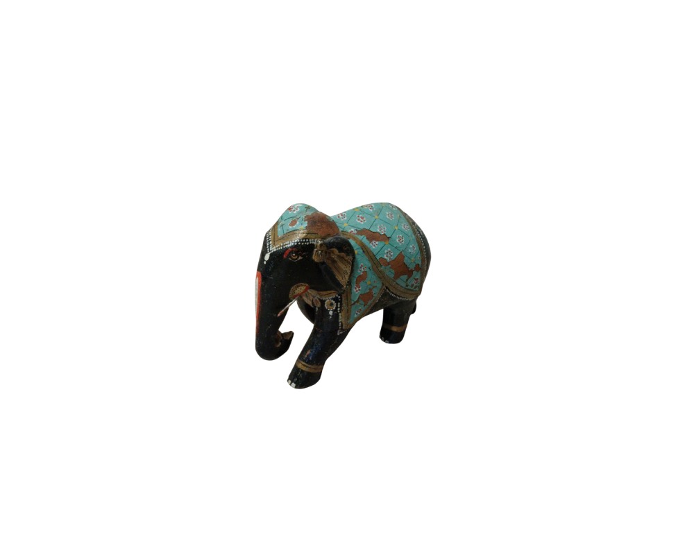 estatuilla decorativa que representa un elefante con acabado oscuro, caracterizado por una elaborada gualdrapa o manto en tonos turquesa y marrón con patrones geométricos y florales pintados a mano, además de ornamentos detallados en la cabeza alquiler para eventos, publicidad, peliculas y series
