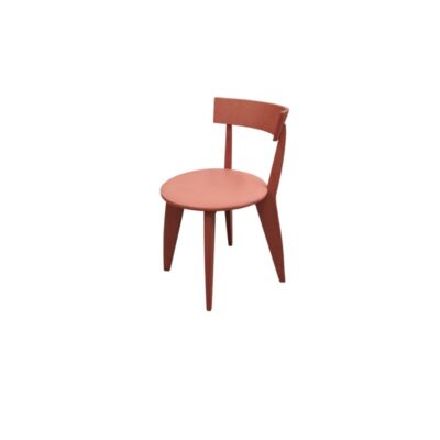 asiento auxiliar de época fabricado íntegramente en madera con acabado lacado en tono naranja salmón, caracterizado por un asiento circular y un respaldo bajo curvado y envolvente sostenido sobre cuatro patas estables alquiler para eventos, publicidad, peliculas y series