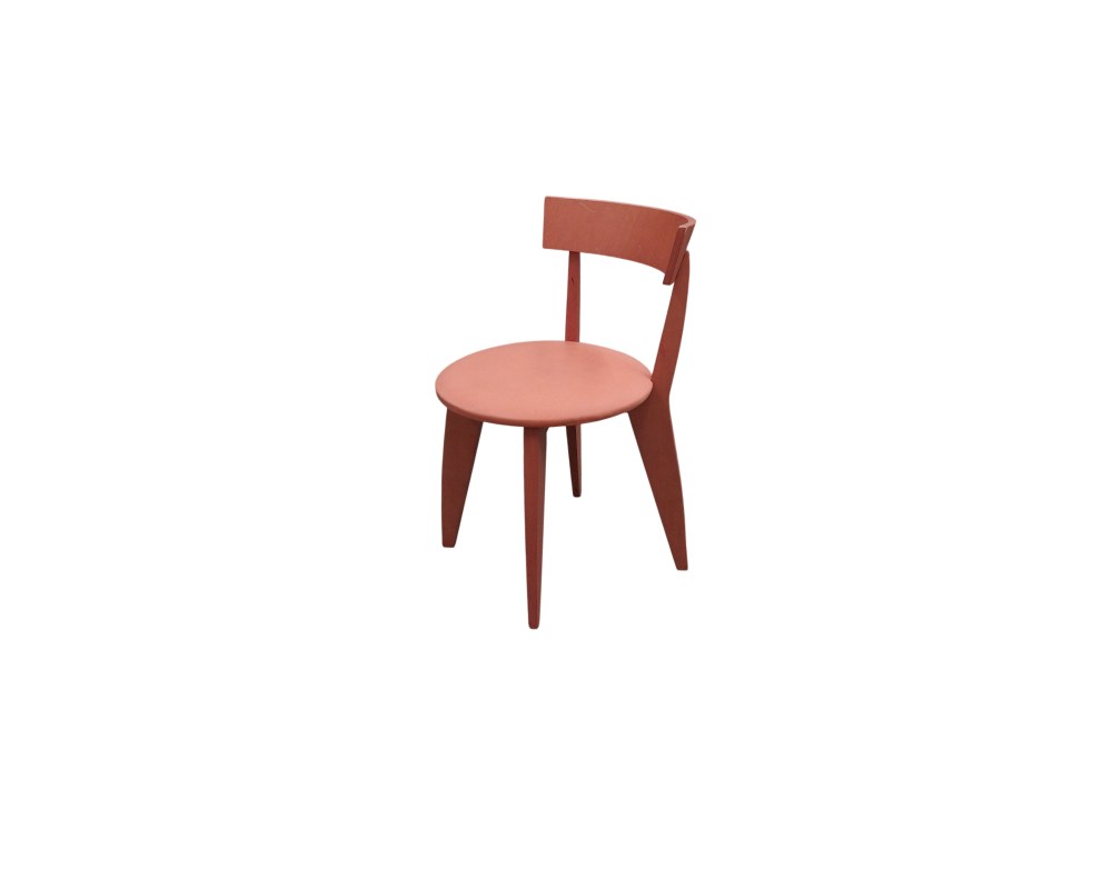 asiento auxiliar de época fabricado íntegramente en madera con acabado lacado en tono naranja salmón, caracterizado por un asiento circular y un respaldo bajo curvado y envolvente sostenido sobre cuatro patas estables alquiler para eventos, publicidad, peliculas y series