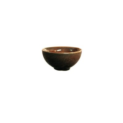 taza de cerámica de diseño tradicional, caracterizado por una forma redondeada y un acabado de esmalte brillante en tonos marrones oscuros con sutiles motas o reflejos moteados alquiler para eventos, publicidad, peliculas y series