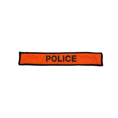banda de tela rectangular de color naranja brillante con bordes negros, caracterizada por llevar impreso en el centro la palabra "POLICE" en letras negras mayúsculas alquiler para eventos, publicidad, peliculas y series