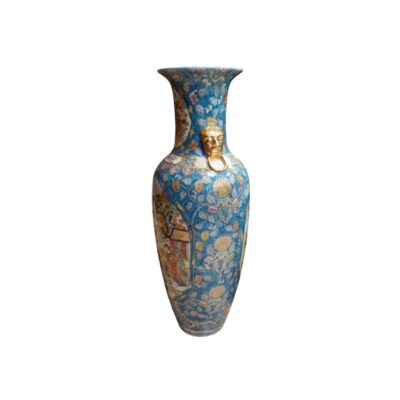 jarrón alto de porcelana caracterizado por un fondo de tonos azules cubierto de intrincados motivos florales, paneles con escenas figurativas tradicionales y llamativos detalles dorados en relieve, incluyendo una máscara con anillo colgante en el cuello alquiler para eventos, publicidad, peliculas y series