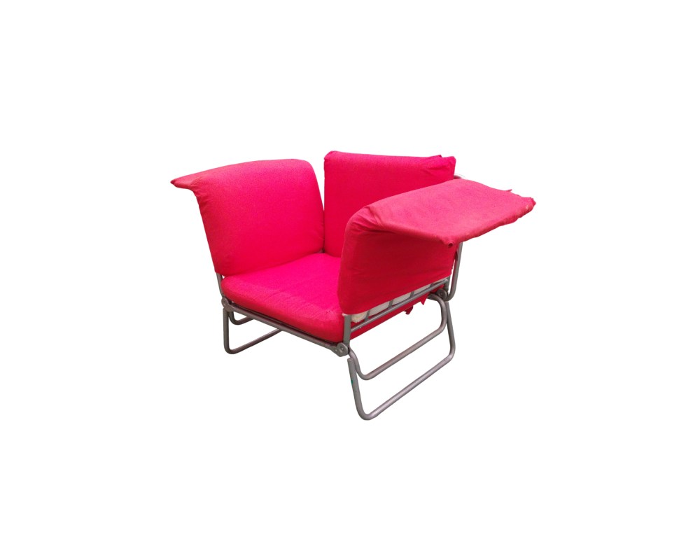 original sillón individual de diseño modular y funcional, caracterizado por una estructura de soporte metálica tubular plegable y cojines acolchados tapizados en tejido textil de color rojo intenso, con paneles laterales y de respaldo abatibles alquiler para eventos, publicidad, peliculas y series