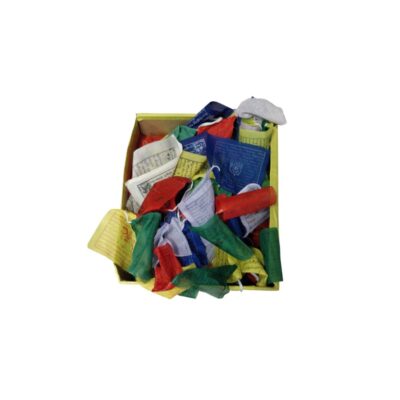 caja llena de tradicionales banderas de oración tibetanas de múltiples colores vivos, impresas con textos y símbolos sagradoscaja llena de tradicionales banderas de oración tibetanas de múltiples colores vivos, impresas con textos y símbolos sagrados alquiler para eventos, publicidad, peliculas y series