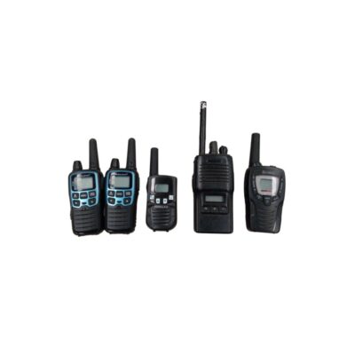 lote compuesto por cinco dispositivos de comunicación portátil tipo walkie-talkie de diferentes marcas y modelos, incluyendo unidades con pantallas digitales, antenas integradas y carcasas robustas de color negro y detalles en azul alquiler para eventos, publicidad, peliculas y series