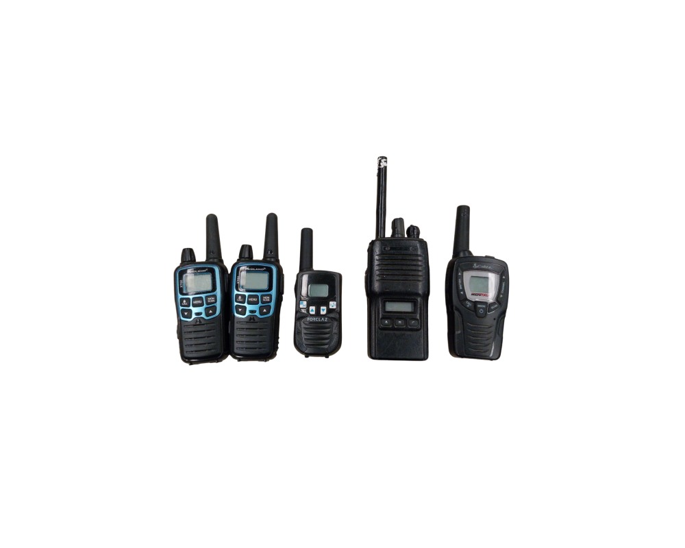 lote compuesto por cinco dispositivos de comunicación portátil tipo walkie-talkie de diferentes marcas y modelos, incluyendo unidades con pantallas digitales, antenas integradas y carcasas robustas de color negro y detalles en azul alquiler para eventos, publicidad, peliculas y series