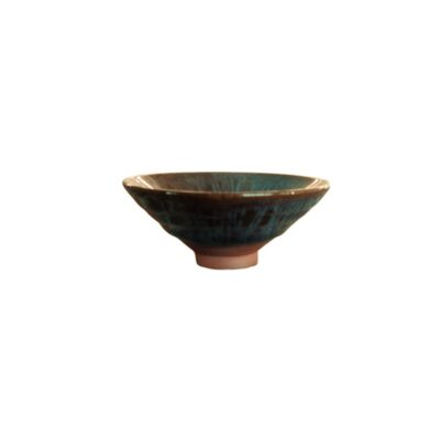 cuenco de cerámica de perfil cónico y base anular destacada, caracterizado por presentar un acabado esmaltado brillante con una llamativa combinación de tonos azules y marrones jaspeados alquiler para eventos, publicidad, peliculas y series