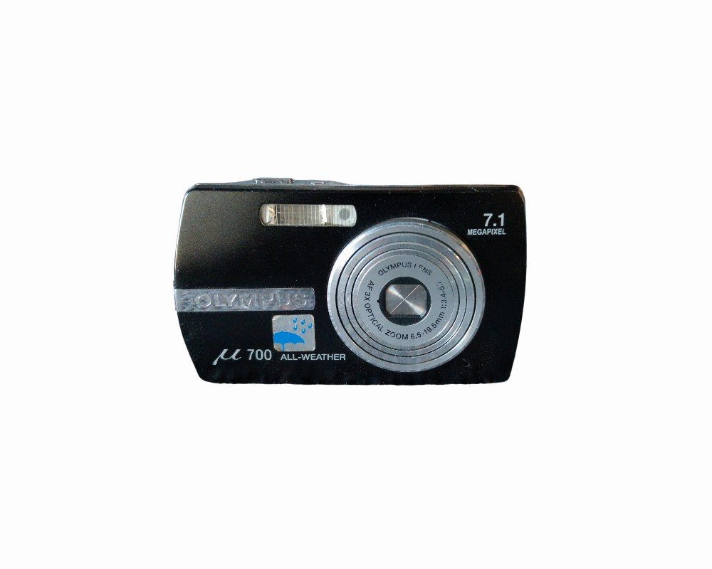 clásica cámara digital compacta de la prestigiosa marca Olympus, modelo µ 700 (mju: 700) All-Weather, perteneciente a su icónica serie resistente a la intemperie de mediados de la década de 2000 alquiler para eventos, publicidad, peliculas y series