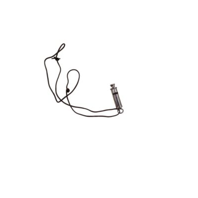 silbato metálico de diseño cilíndrico y acabado brillante, equipado con una anilla y un cordón fino de cuero oscuro para colgar al cuello alquiler para eventos, publicidad, peliculas y series