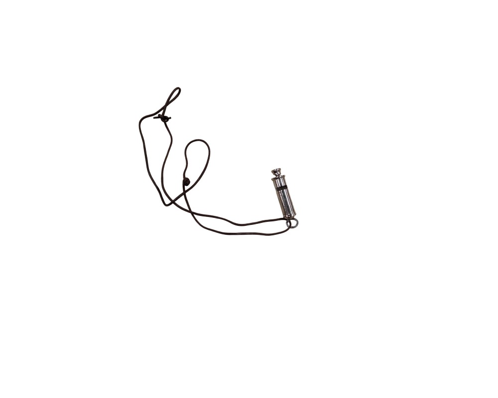 silbato metálico de diseño cilíndrico y acabado brillante, equipado con una anilla y un cordón fino de cuero oscuro para colgar al cuello alquiler para eventos, publicidad, peliculas y series
