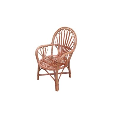 sillón auxiliar de época fabricado con una estructura de bambú natural claro y uniones de mimbre, caracterizado por un asiento de listones circulares, reposabrazos integrados con detalles ornamentales y un elegante respaldo ovalado formado por varillas verticales en disposición radial alquiler para eventos, publicidad, peliculas y series