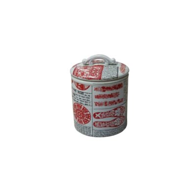recipiente cilíndrico de cerámica con tapa ajustada, caracterizado por un diseño decorativo que combina textos y patrones gráficos en tonos rojos sobre un fondo blanco, incluyendo motivos tradicionales y un asa estilizada en la tapa alquiler para eventos, publicidad, peliculas y series