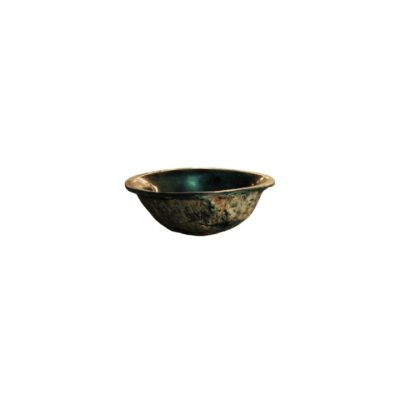 recipiente pequeño de metal de forma redondeada, caracterizado por presentar un acabado exterior rústico con pátina envejecida en tonos oscuros y verdosos, además de un borde superior plano y extendido alquiler para eventos, publicidad, peliculas y series