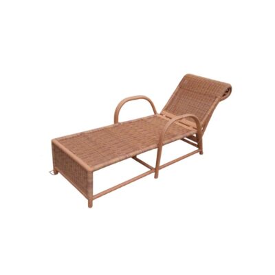elegante tumbona de época fabricada con una estructura de bambú natural y un plano de descanso continuo de mimbre trenzado, caracterizada por un respaldo reclinable ajustable, reposabrazos arqueados y un diseño ergonómico alargado alquiler para eventos, publicidad, peliculas y series