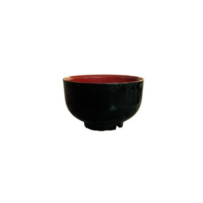 cuenco de forma redondeada y base anular, caracterizado por presentar un acabado exterior liso y brillante en tono negro oscuro, en contraste con su interior de color rojo intenso alquiler para eventos, publicidad, peliculas y series