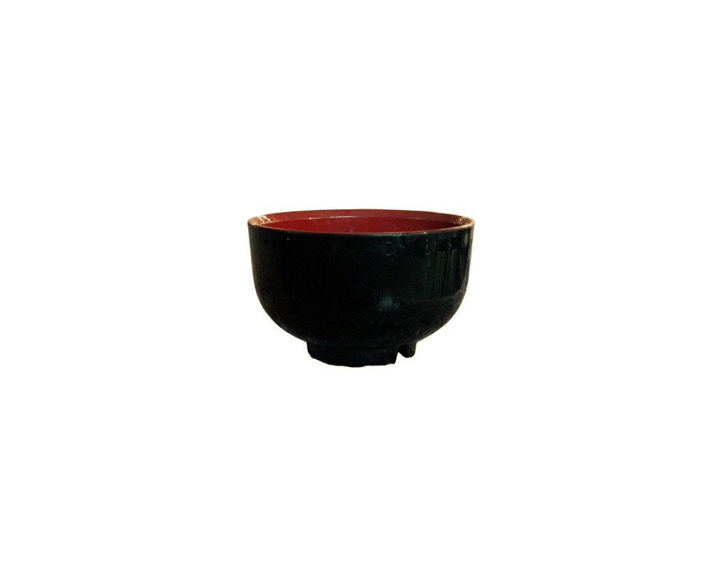 cuenco de forma redondeada y base anular, caracterizado por presentar un acabado exterior liso y brillante en tono negro oscuro, en contraste con su interior de color rojo intenso alquiler para eventos, publicidad, peliculas y series