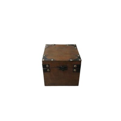 pequeña caja de madera en tonos marrones oscuros, caracterizada por un diseño de formato cúbico y rústico, reforzada con esquinas y bandas metálicas oscuras aseguradas con remaches visibles, además de un cierre frontal de metal alquiler para eventos, publicidad, peliculas y series