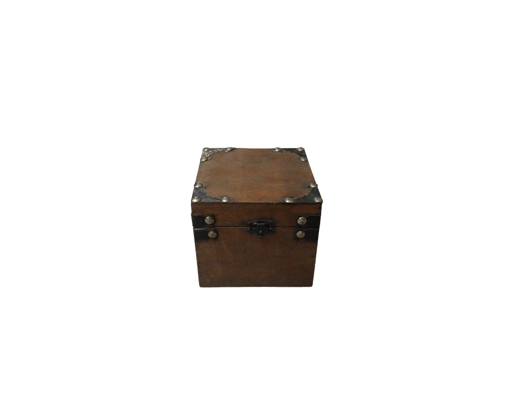 pequeña caja de madera en tonos marrones oscuros, caracterizada por un diseño de formato cúbico y rústico, reforzada con esquinas y bandas metálicas oscuras aseguradas con remaches visibles, además de un cierre frontal de metal alquiler para eventos, publicidad, peliculas y series