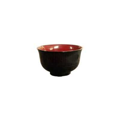 cuenco de forma redondeada y base anular, caracterizado por presentar un cuerpo exterior de tono oscuro con canales verticales, combinado con un interior de acabado liso en color rojo brillante alquiler para eventos, publicidad, peliculas y series