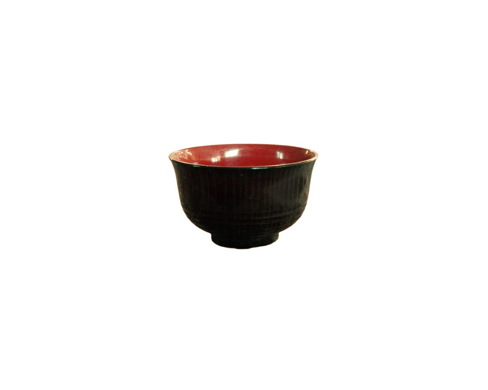 cuenco de forma redondeada y base anular, caracterizado por presentar un cuerpo exterior de tono oscuro con canales verticales, combinado con un interior de acabado liso en color rojo brillante alquiler para eventos, publicidad, peliculas y series