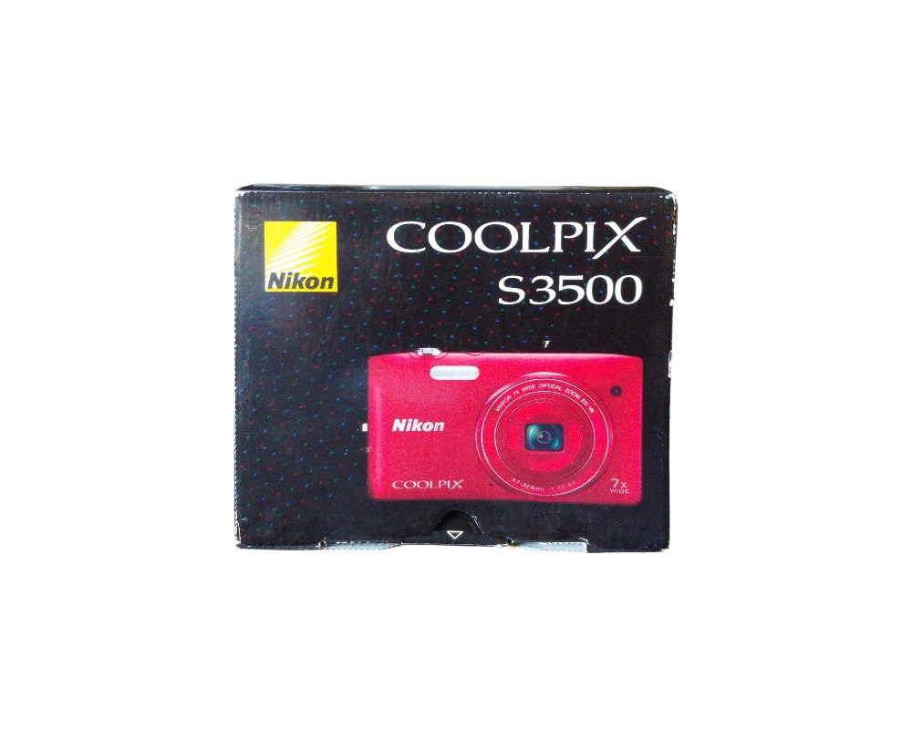 clásica cámara digital compacta de la prestigiosa marca Nikon, modelo Coolpix S3500 en un llamativo acabado de color rojo metalizado alquiler para eventos, publicidad, peliculas y series