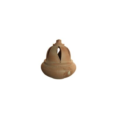 quemador de incienso de terracota en tonos marrones claros, caracterizado por una base abombada y una cúpula superior perforada con aberturas arqueadas para la salida de humo alquilerpara eventos, publicidad, peliculas y series