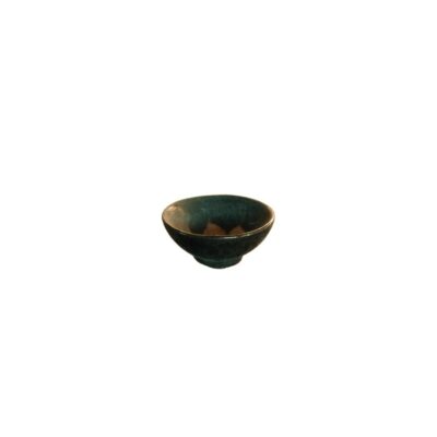 cuenco pequeño de cerámica de forma redondeada y base estrecha, caracterizado por presentar un acabado esmaltado brillante en tonos verdes oscuros con matices contrastantes en su interior alquiler para eventos, publicidad, peliculas y series